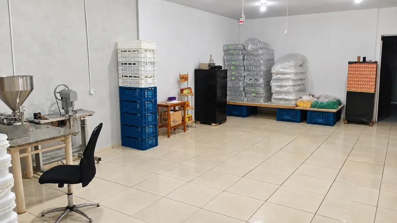 Área de operação SideAgro, com equipamentos e embalagens