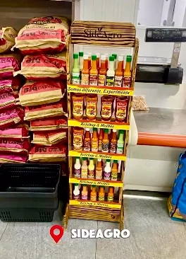 Expositor SideAgro instalado ao lado do caixa de um mercado